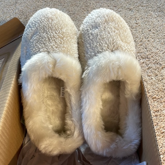 NWT cream thick warm faux fur slippers cruelty free 5 fits size 6 too - Picture 7 of 11